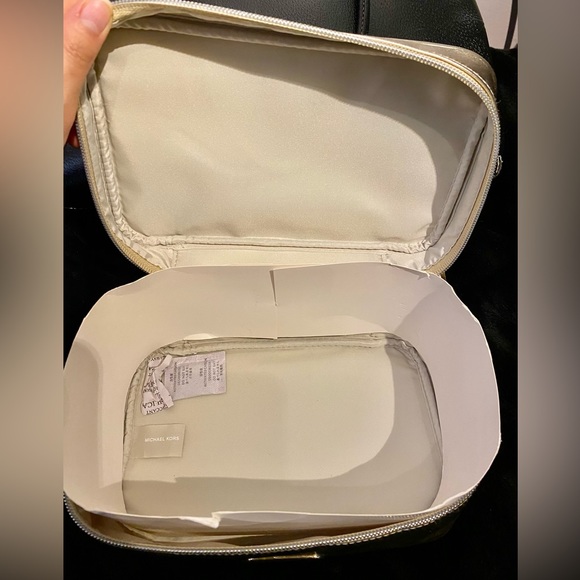 SOLD❗️NEW MKMakeup Bag+Mac Makeup x 3 - Picture 5 of 10